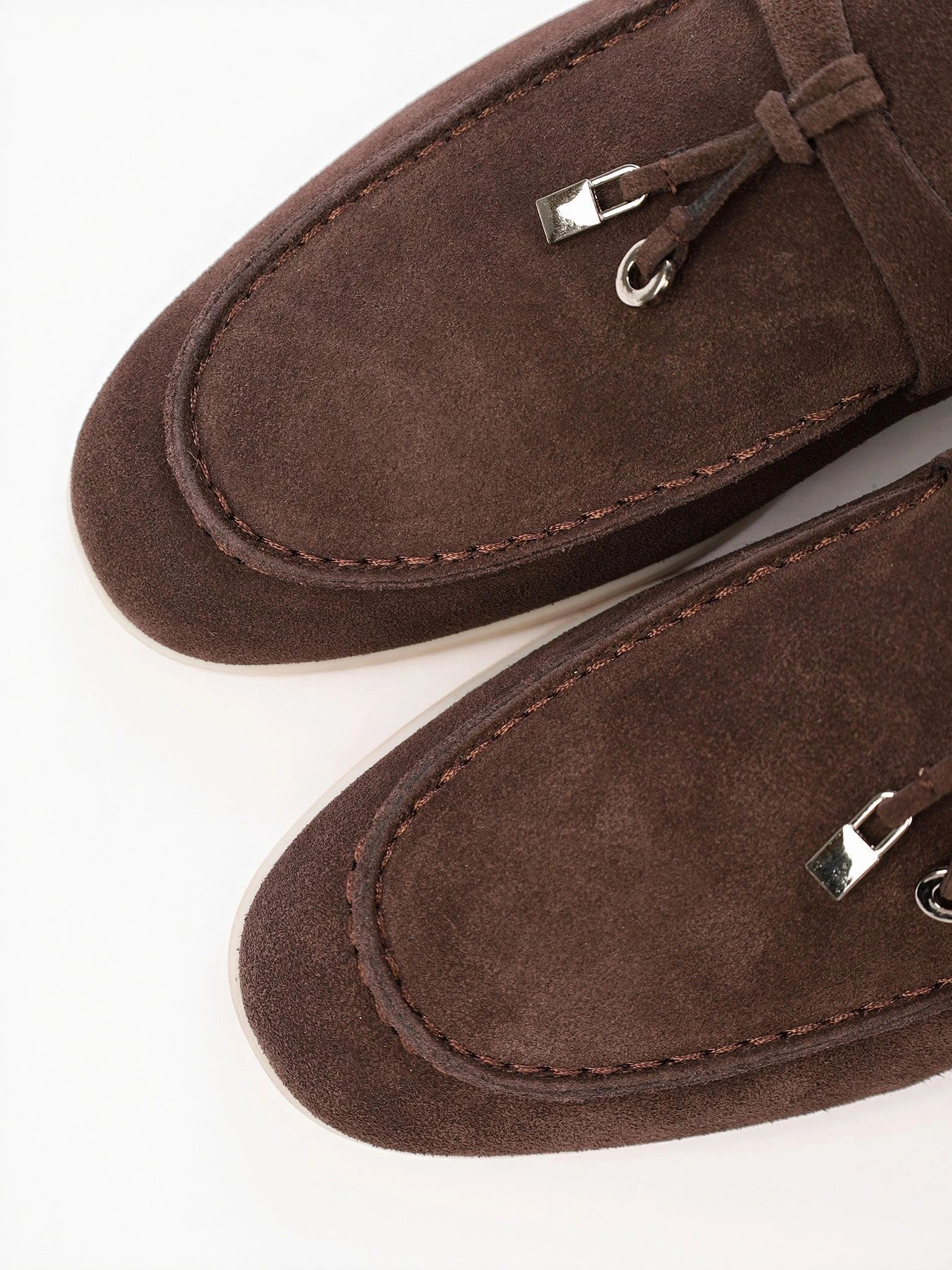 Туфли-лоферы темно-коричневого цвета на низкой подошве